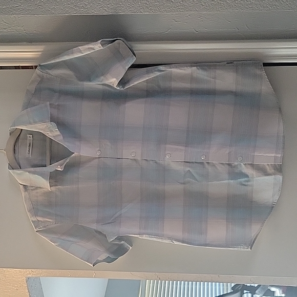 2 Calvin Klein short slee e button up shirt - Picture 2 of 8